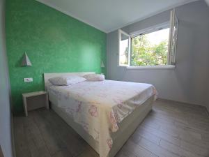 Giường trong phòng chung tại Klarisa Urban Oasis Apartments +53 ảnh