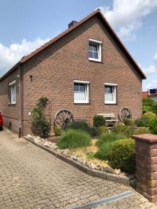 a brick house with windows and a cobblestone street at Ferienwohnung Dralle in Bergen