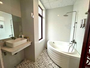Koupelna v ubytování Kim Ngoc Khanh Hotel + 30 fotografií