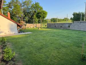 Zahrada ubytování Apartmán Sebina zaručujici absolutní soukromi a klid s láhví vína jako dárek