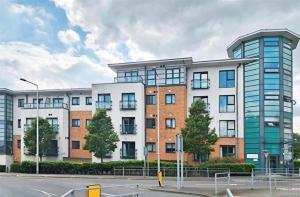 an image of an apartment building at 1 Bed Flat - Sleeps 4 - Pets - Parking - Wifi in Grays Thurrock