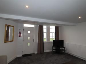 The Portpatrick Hotel by Compass Hospitality的电视和/或娱乐中心