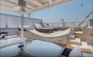 Un lugar para sentarse en LUXURY ATTIC With Private Pool