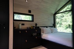 Chic Sauna Cabin Near the Sea - VUHIN Cabin Nº06にあるベッド