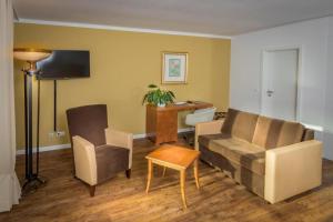 TV a/nebo společenská místnost v ubytování Business-Apartment 1 mit Küche & kostenfreiem Parkplatz