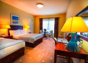 Cama o camas de una habitación en The Kenmare Bay Hotel & Luxury Lodges Resort