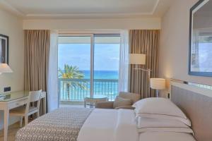 ein Hotelzimmer mit Bett und Blick aufs Meer in der Unterkunft Mövenpick Hotel Beirut in Beirut
