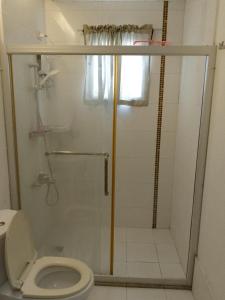 ein Badezimmer mit Dusche und Toilette in der Unterkunft Apple One Banawa Heights in Cebu City