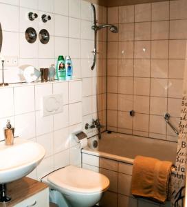 Un baño con ducha, inodoro y lavabo. en Ferienwohnung Leon, en Sinsheim