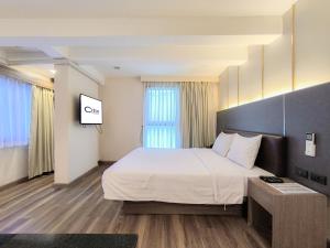 a hotel room with a bed and a flat screen tv at Citin Sukhumvit 11 Nana Bangkok by Compass Hospitality in Bangkok