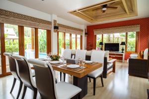 Pimann Buri Pool Villas Ao Nang Krabi Sha Plus في شاطيء آونانغ: غرفة طعام مع طاولة وكراسي