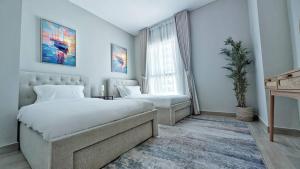 Glamorous 2bd Apt Yas Island客房内的一张或多张床位