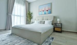 Glamorous 2bd Apt Yas Island客房内的一张或多张床位