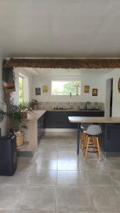 Cuina o zona de cuina de KAY LA DOUCE villa 4 chambres piscine à 200m de la plage