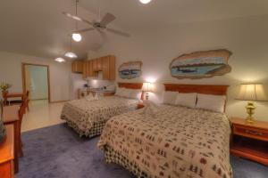 Un pat sau paturi într-o cameră la Frontier Suites Hotel in Juneau