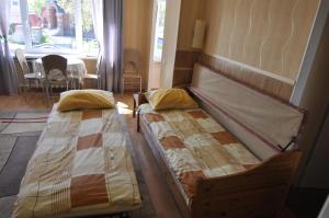 two twin beds in a room with a window at Bastrakovi Apartment in Narva