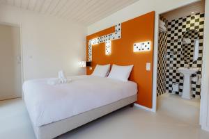 Un dormitorio con una cama grande y un baño. en La Cabane du Naissain 5 stars, en Saint-Georges-dʼOléron