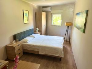 Postel nebo postele na pokoji v ubytování Apartments Bokan