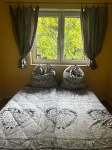 ein Bett in einem Schlafzimmer mit Fenster in der Unterkunft Comfy & Cozy Apartment in Neuenhagen