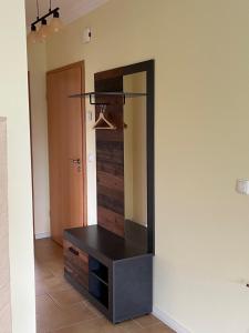 ein Ankleidezimmer mit einem Spiegel und einer Kommode in der Unterkunft Comfy & Cozy Apartment in Neuenhagen