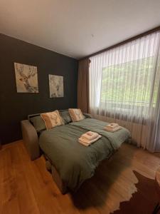 Gemütliches Apartment mit Balkon nähe Hallstatt في Steinach: غرفة نوم بها سرير عليه منشفتان