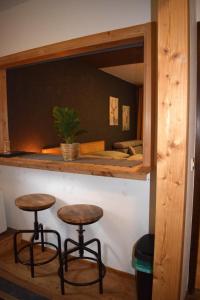 Gemütliches Apartment mit Balkon nähe Hallstatt في Steinach: كرسيان يجلسان تحت رف في غرفة