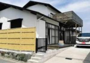 una casa con un'auto parcheggiata davanti di 三米-鶴舞琵琶湖-biwako a Otsu