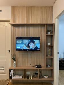 TV a/nebo společenská místnost v ubytování 2 bedroom Condo Unit in SRP near SM Seaside and Nustar