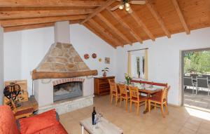 Una sala de estar con chimenea y una mesa y sillas. en Villa Ivanova - Makarska by Villas Guide, en Zadvarje