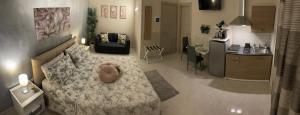 une chambre avec un lit avec un animal en peluche dessus dans l'établissement Dimore Angye, à Termoli