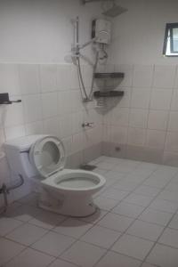 Kupatilo u objektu Dolphin Bay Resort Puerto Galera