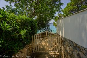 une porte sur un mur à côté de l'océan dans l'établissement Beber, à Potocnica 24 autres photos