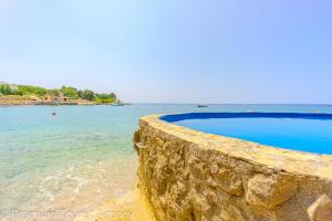 - une piscine sur la plage au bord de l'eau dans l'établissement Beber, à Potocnica