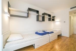 una camera con due letti e asciugamani blu di Rooms Kampus a Spalato (Split)