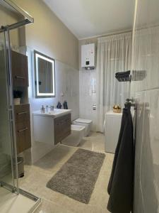une salle de bain avec un lavabo, des toilettes et une douche dans l'établissement Dimore Angye, à Termoli 30 autres photos
