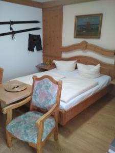 a bedroom with a bed and a table and a chair at Pronájem pokoje v Bayerisch Eisenstein in Bayerisch Eisenstein