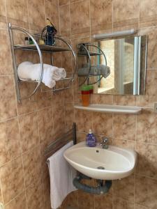 a bathroom with a sink and a mirror and towels at Pronájem pokoje v Bayerisch Eisenstein in Bayerisch Eisenstein