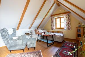 a living room with two chairs and a table at dieKELLERSTÖCKL Das Almstöckl mit Jacuzzi in Sallegg