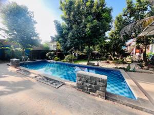 班达楠榜Nuwono Tasya Syariah的庭院中间的游泳池