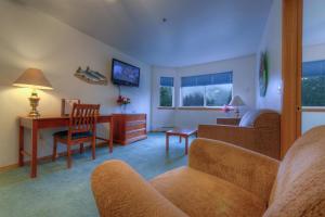 Svetainės erdvė apgyvendinimo įstaigoje Frontier Suites Hotel in Juneau