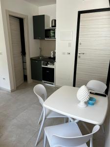 Η κουζίνα ή μικρή κουζίνα στο 365 Rooms +2 φωτογραφίες