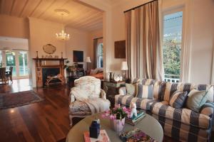 a living room with a couch and a table at Welcome to Blue Morning house! - Remuera 5 bedrooms villa in Auckland