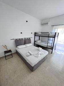 ein Schlafzimmer mit einem Bett und einem Etagenbett in der Unterkunft Nostos Mare in Preveza