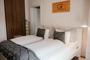 Krevet ili kreveti u jedinici u okviru objekta CLAUS RESCH APPARTEMENTS - E-Bike, Wandern, Minigolf, Familie, Urlaub an der Weinstraße