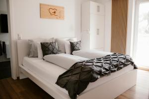 Krevet ili kreveti u jedinici u okviru objekta CLAUS RESCH APPARTEMENTS - E-Bike, Wandern, Minigolf, Familie, Urlaub an der Weinstraße