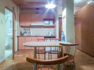cocina con mesa y sillas en una habitación en Ekstaza, en Cracovia