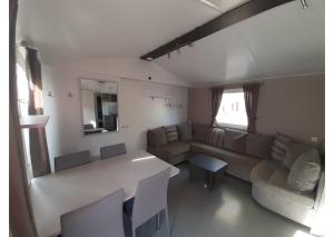 O zonă de relaxare la Mobil-home Clim, TV, LV, LL Camping LA CARABASSE 4étoiles - MH-A014