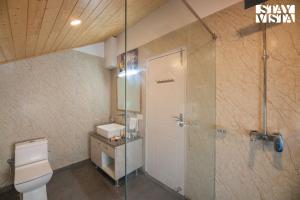 Koupelna v ubytování StayVista at Euphorias Edge with Bonfire, Wifi + 21 fotografií