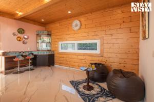 Et opholdsområde på StayVista at Euphorias Edge with Bonfire, Wifi