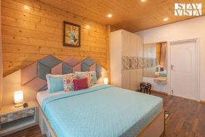 Postel nebo postele na pokoji v ubytování StayVista at Euphorias Edge with Bonfire, Wifi